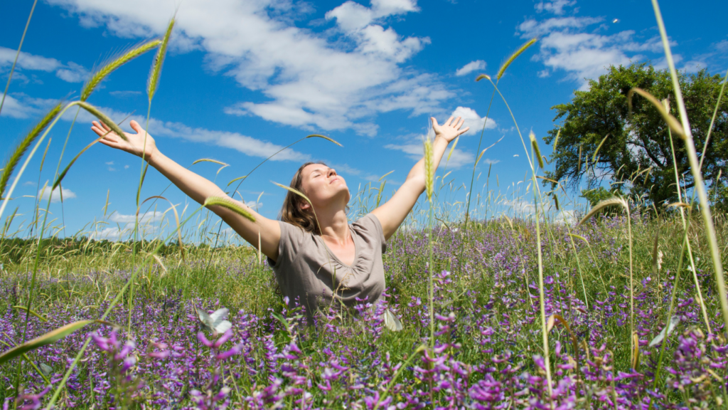 donna felice nella natura