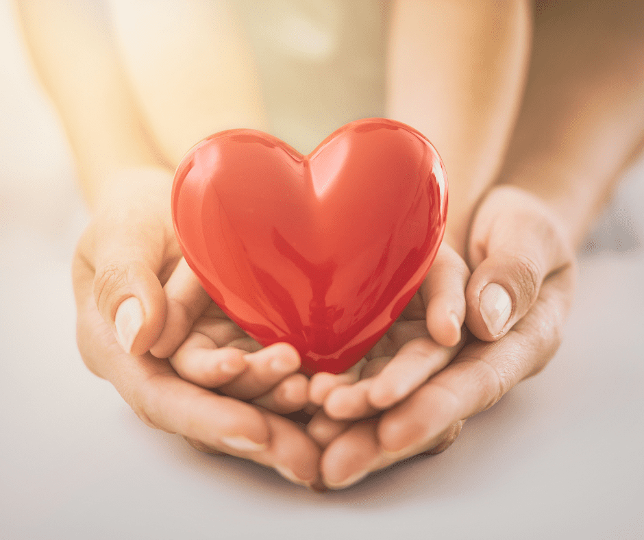 mani che tengono un cuore, guarigione emotiva